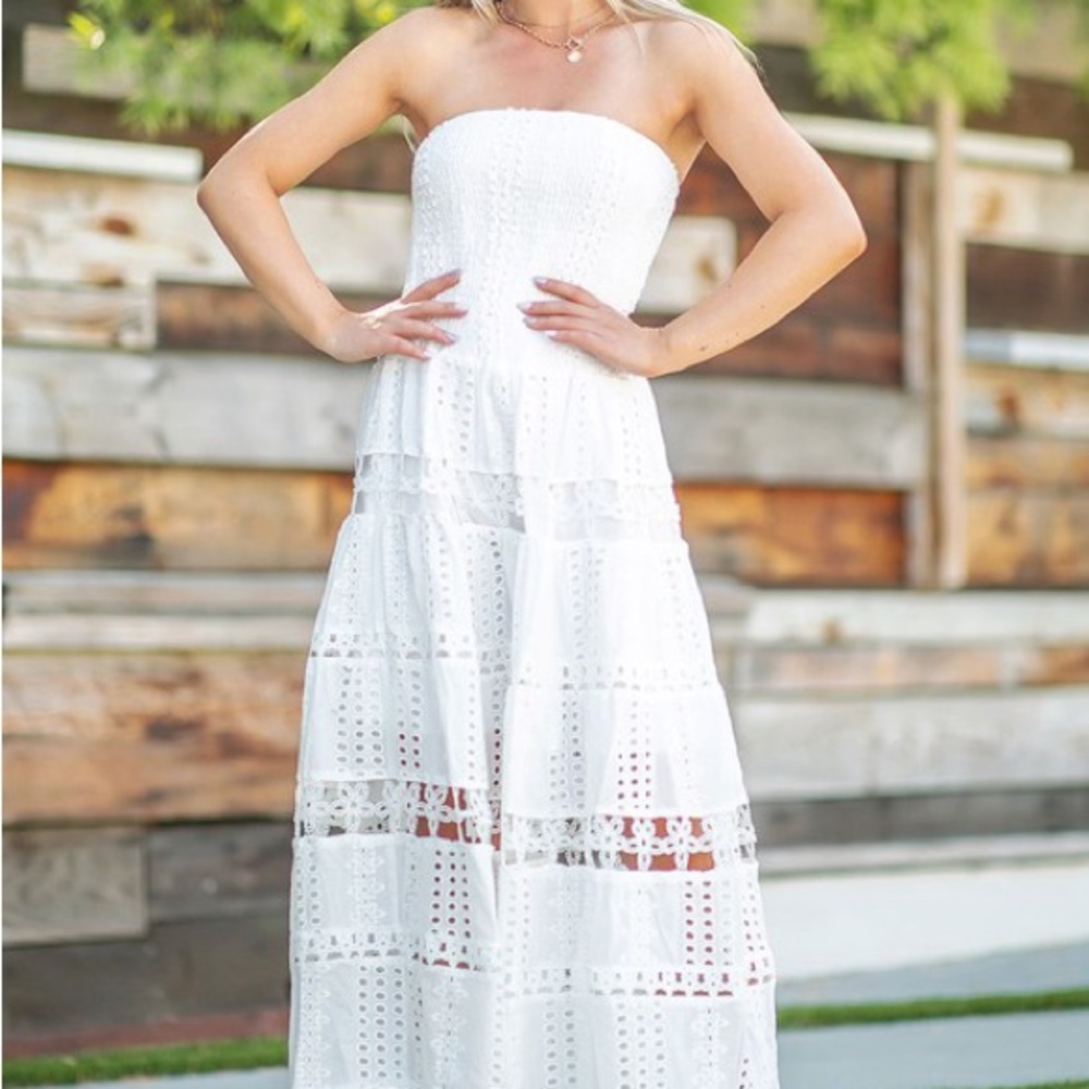 Eyelet tube strapless dress in cotton crochet lace. Color: White